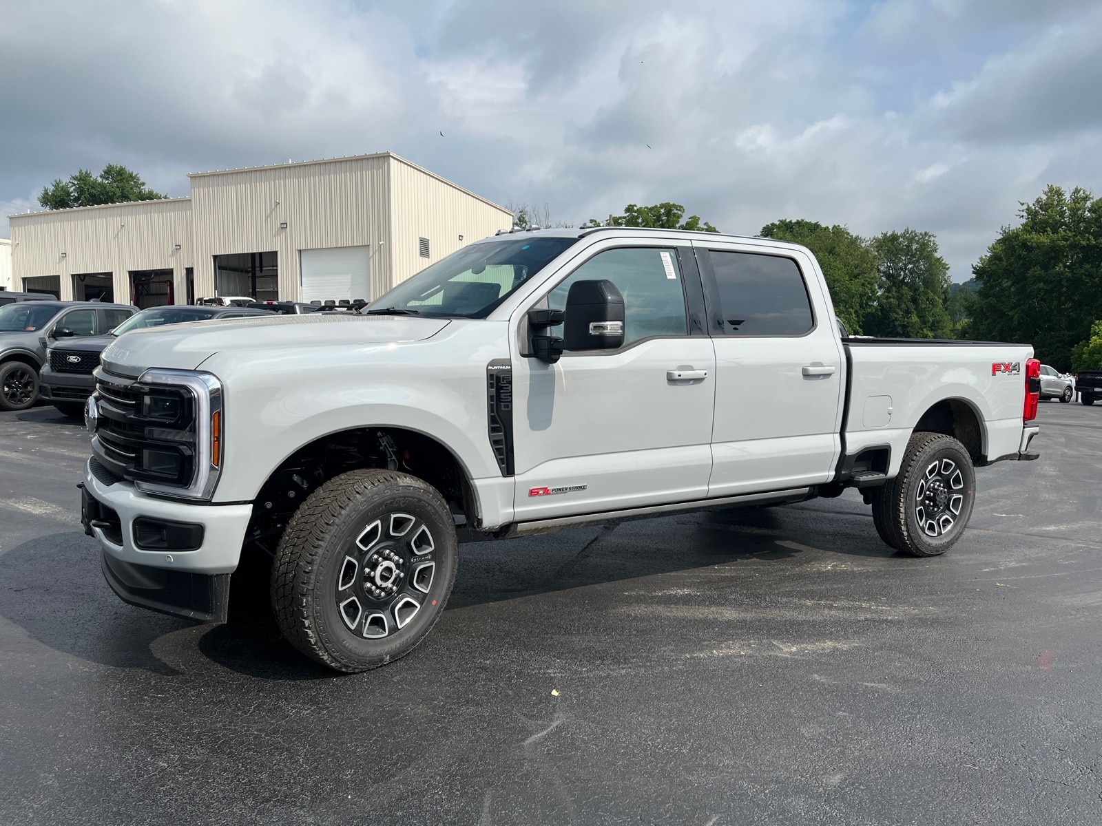 2025 Ford F-350 Super Duty Platinum's photo