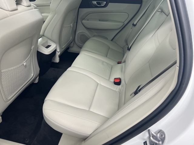 2024 Volvo XC60 B5 Plus photo 12
