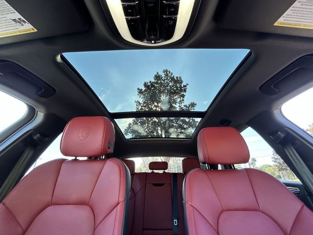 2025 Porsche Macan Base photo 25