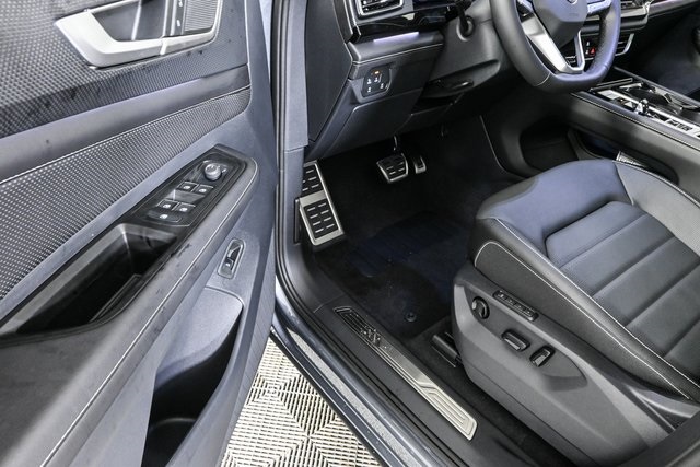 2025 Volkswagen Atlas Cross Sport SEL R-Line photo 7