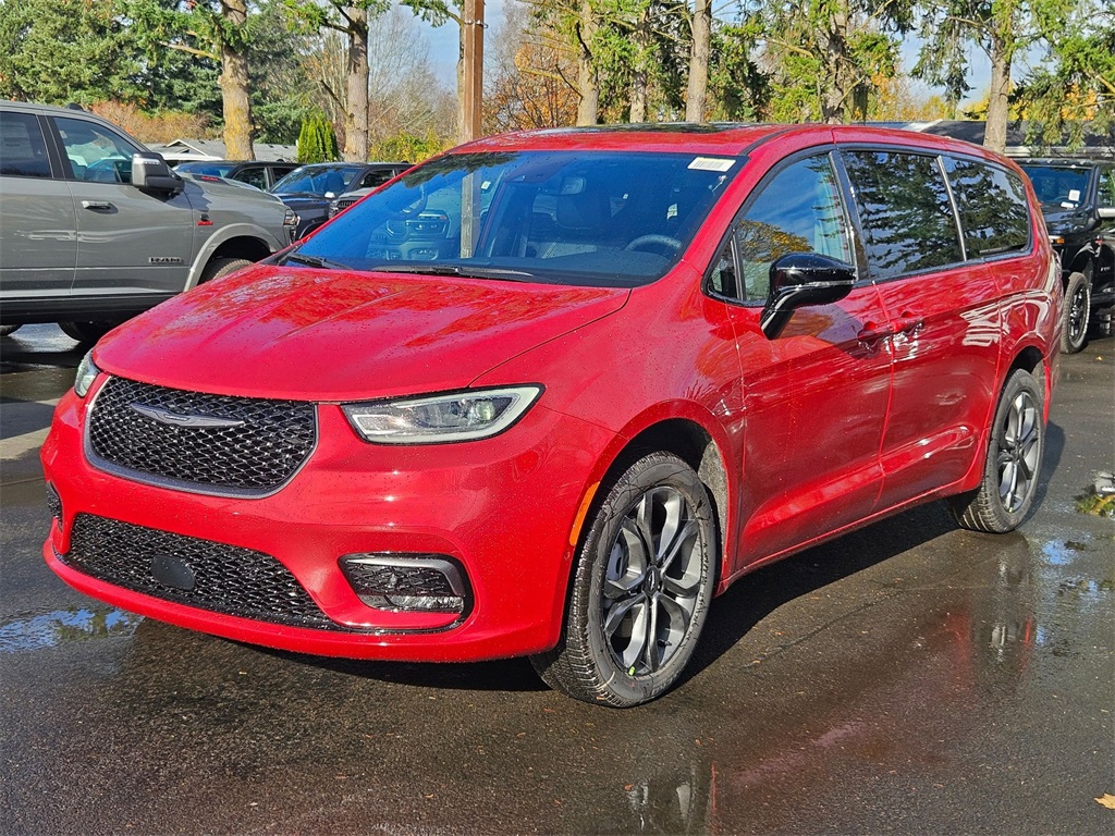 2026 Chrysler Pacifica photo 3
