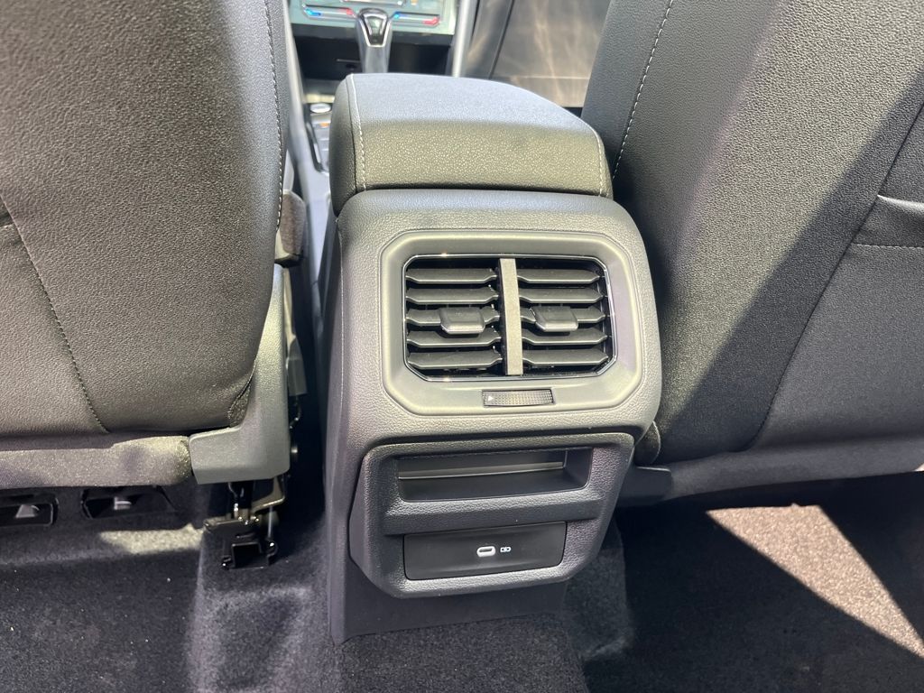 2025 Volkswagen Taos SE photo 18