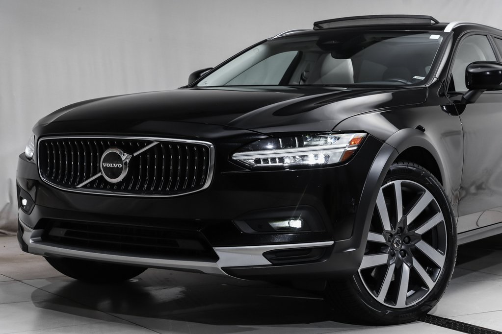 2022 Volvo V90 Cross Country B6 photo 2