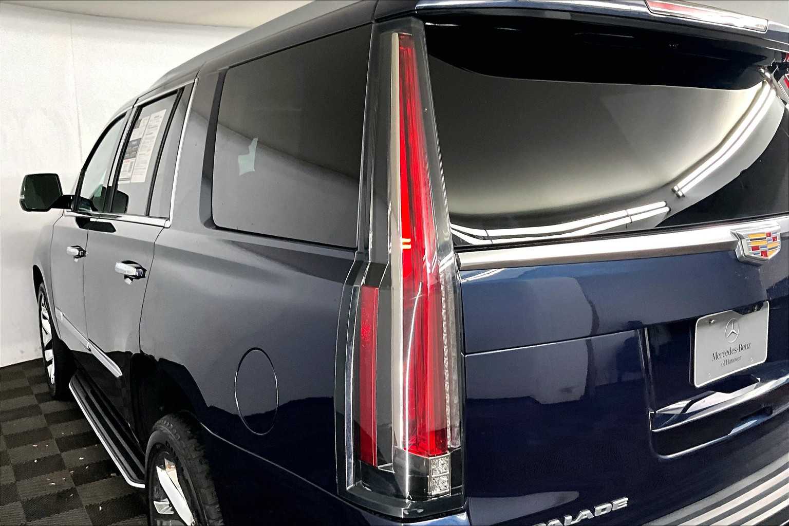 2018 Cadillac Escalade Luxury photo 25