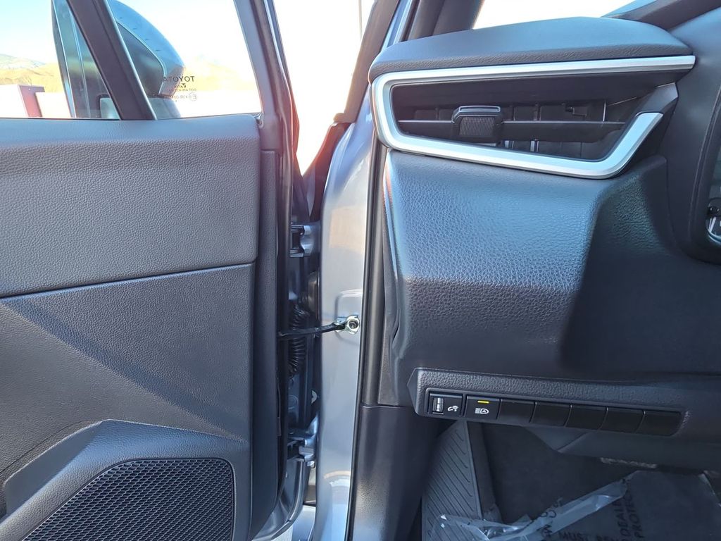 2025 Toyota Corolla SE photo 18