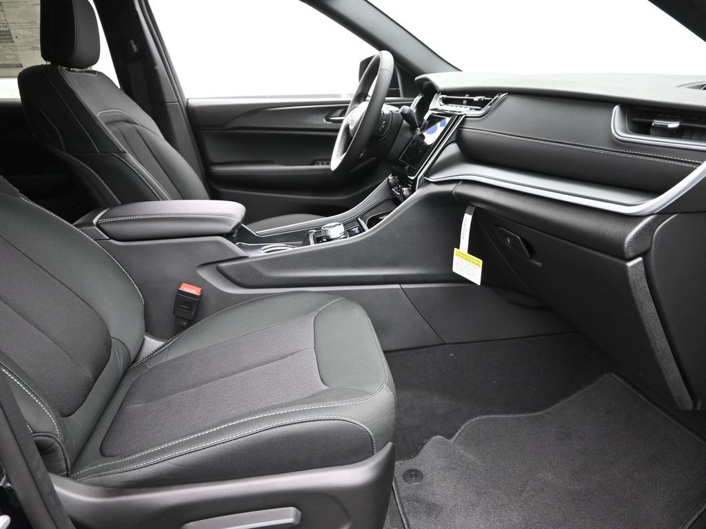2025 Jeep Grand Cherokee Laredo photo 5