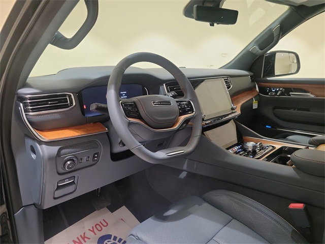2022 Jeep Grand Wagoneer II photo 2