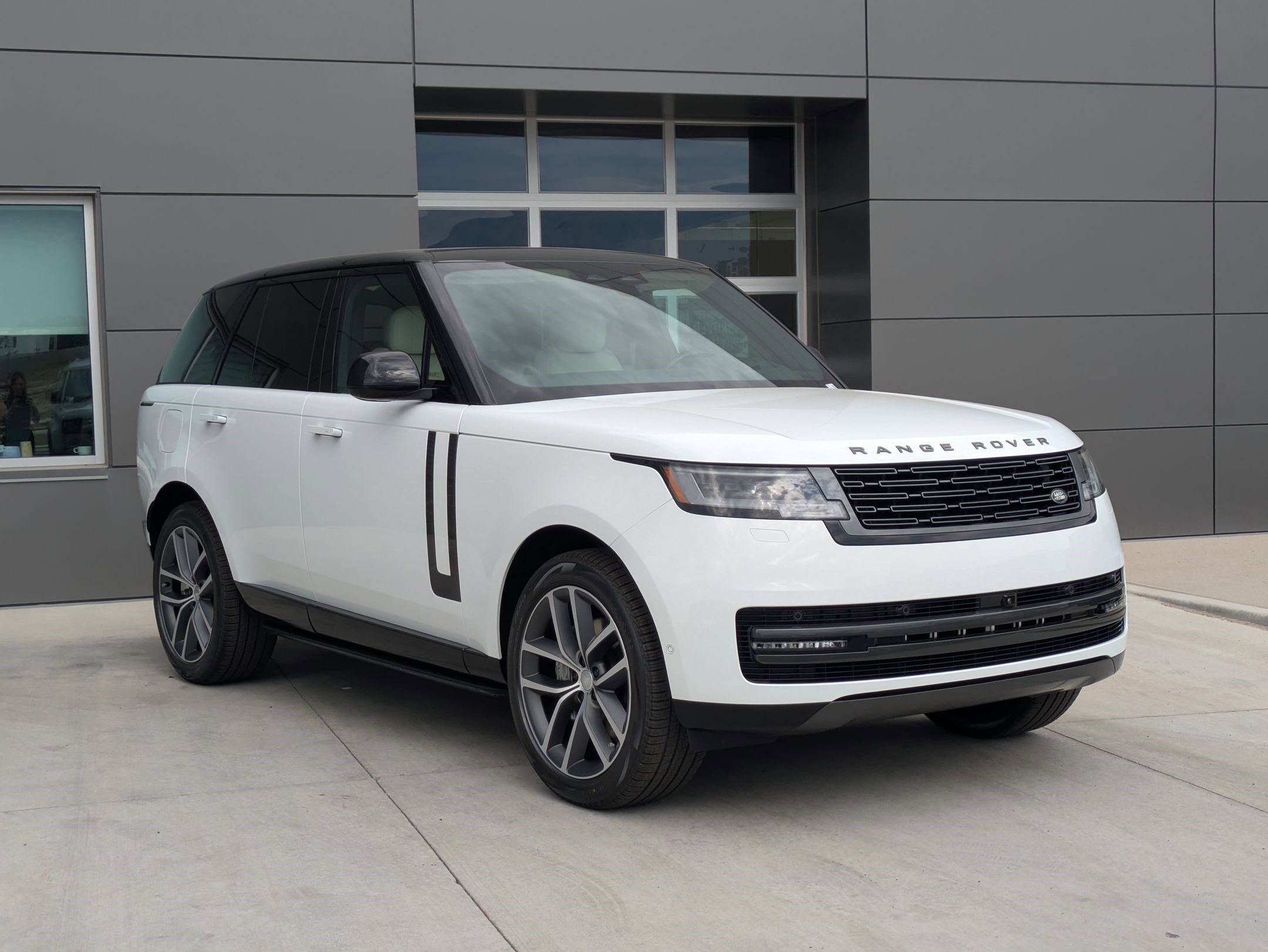 2025 Land Rover Range Rover SE photo 3