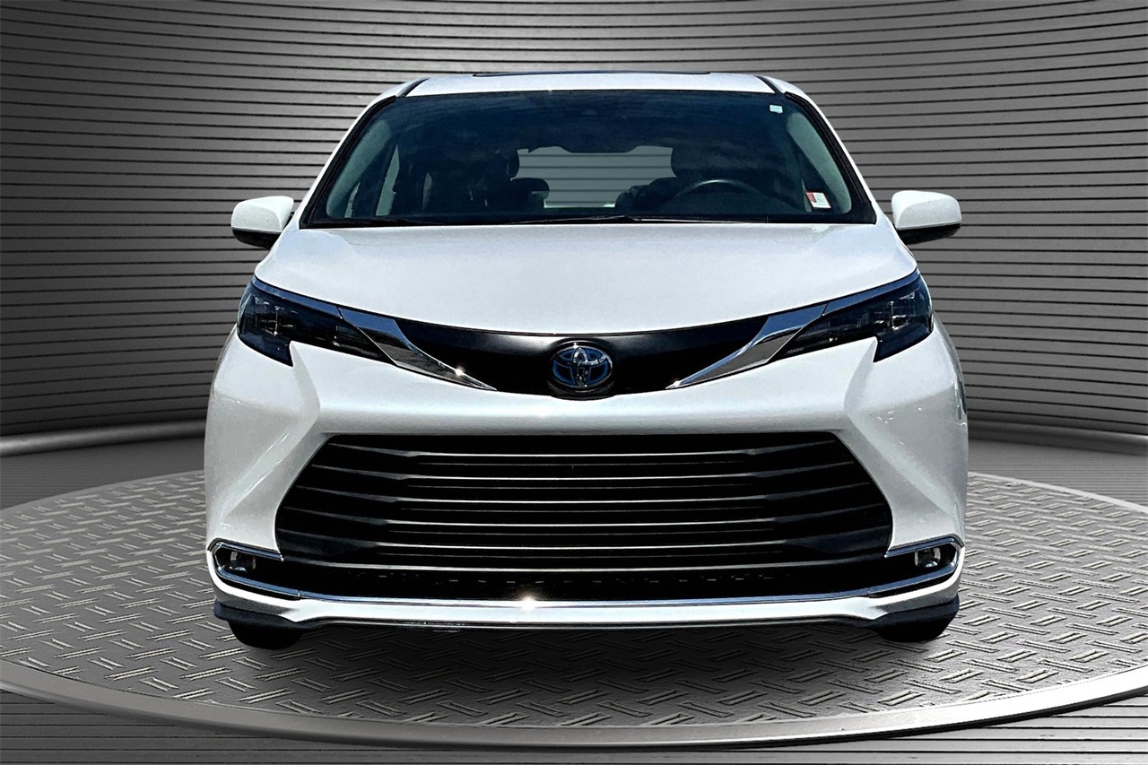 2024 Toyota Sienna XLE photo 2