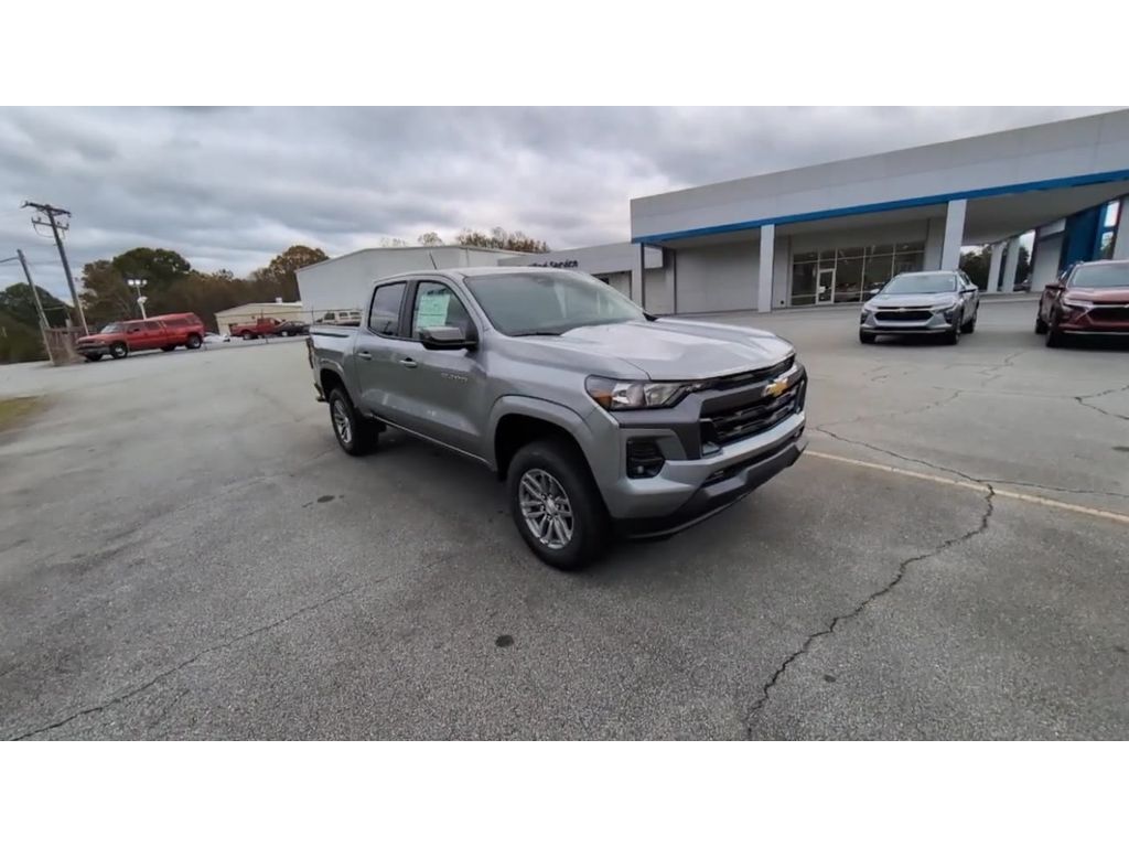 2024 Chevrolet Colorado LT photo 2