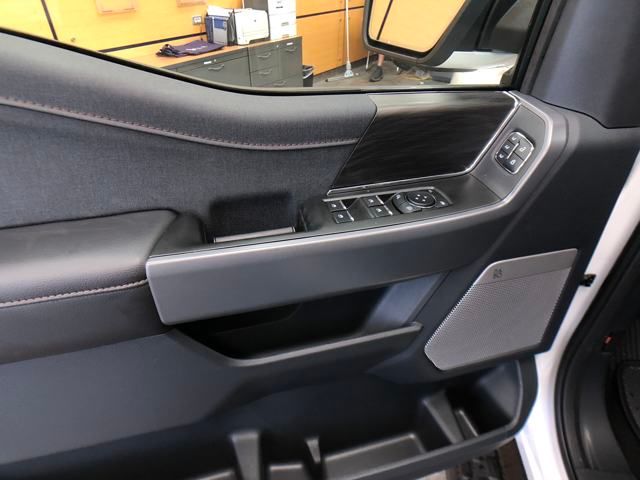 2025 Ford F-150 Lightning Lariat photo 13