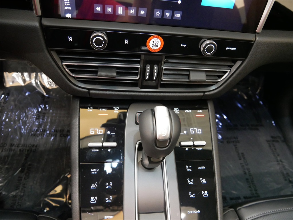 2025 Porsche Macan T photo 21