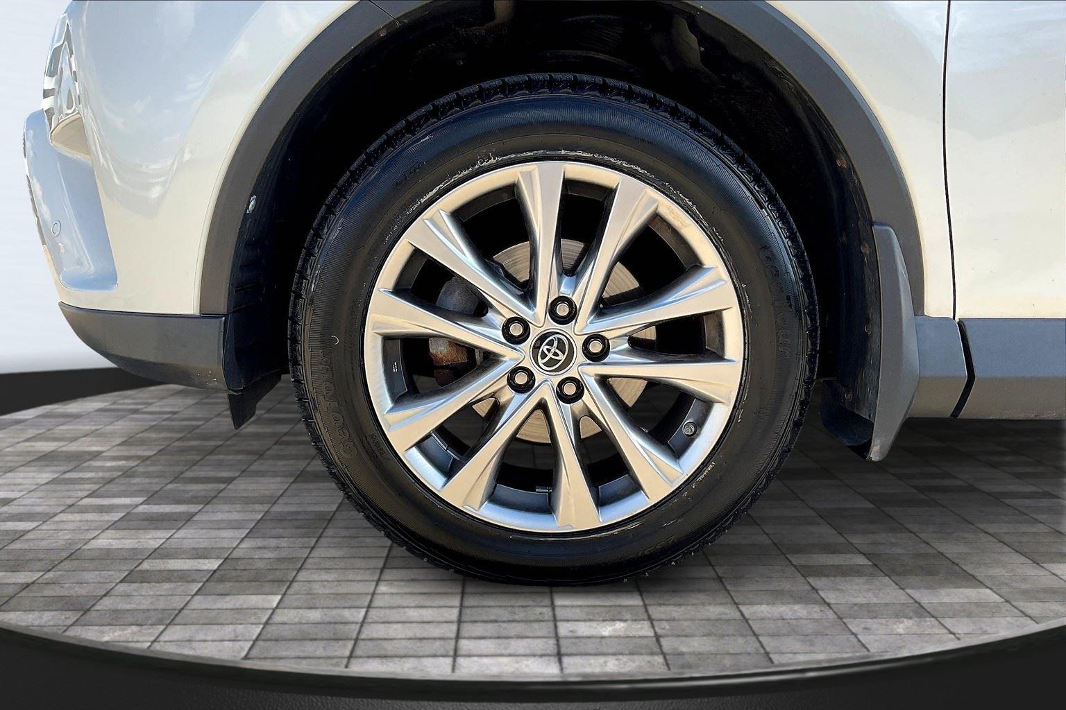 2017 Toyota RAV4 Limited photo 9