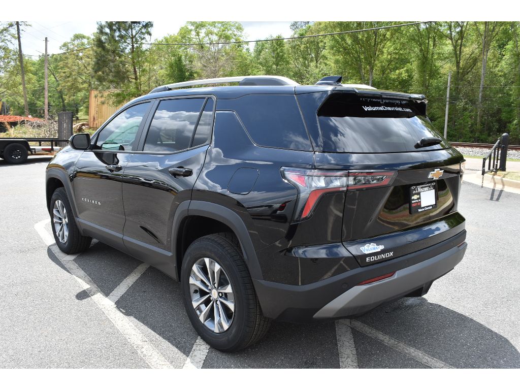 2025 Chevrolet Equinox LT photo 2