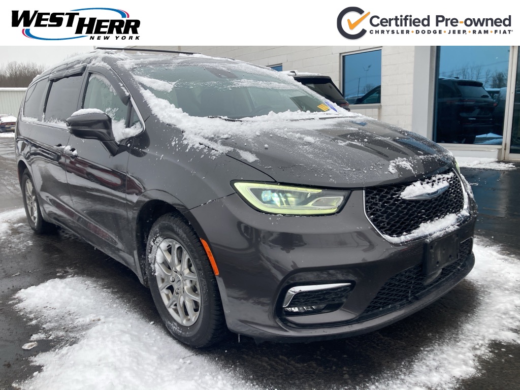 2021 Chrysler Pacifica Touring's photo