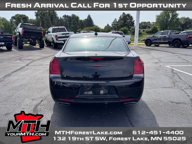 2022 Chrysler 300 S photo 4