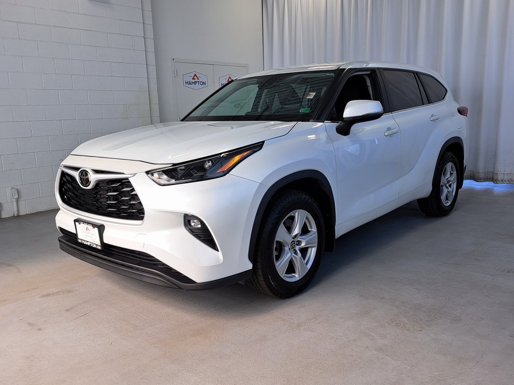 2023 Toyota Highlander LE photo 2