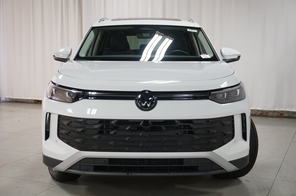 2025 Volkswagen Tiguan SE photo 2