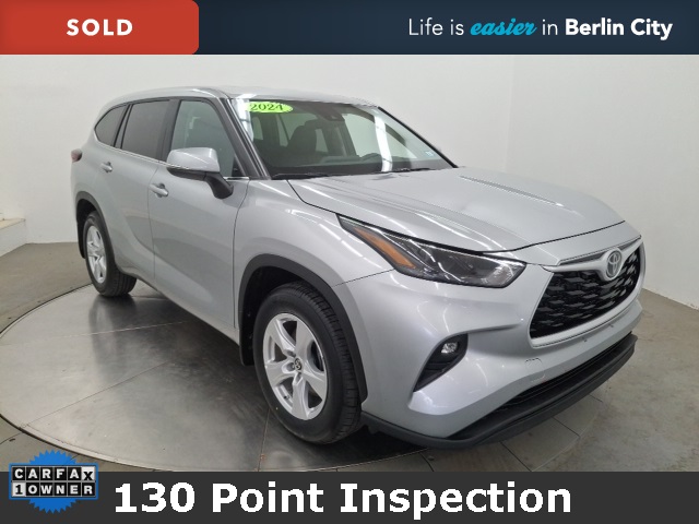2024 Toyota Highlander LE's photo