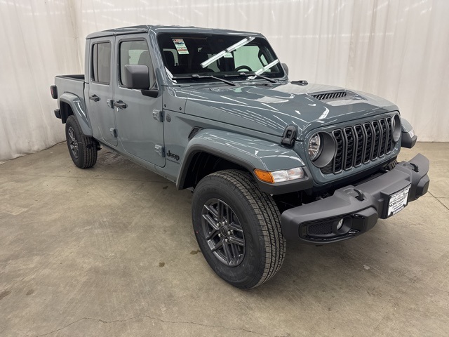 2026 Jeep Gladiator Sport S's photo