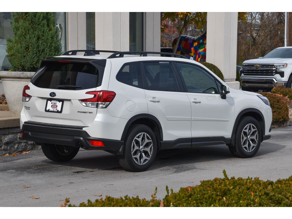 2024 Subaru Forester Premium Base photo 2