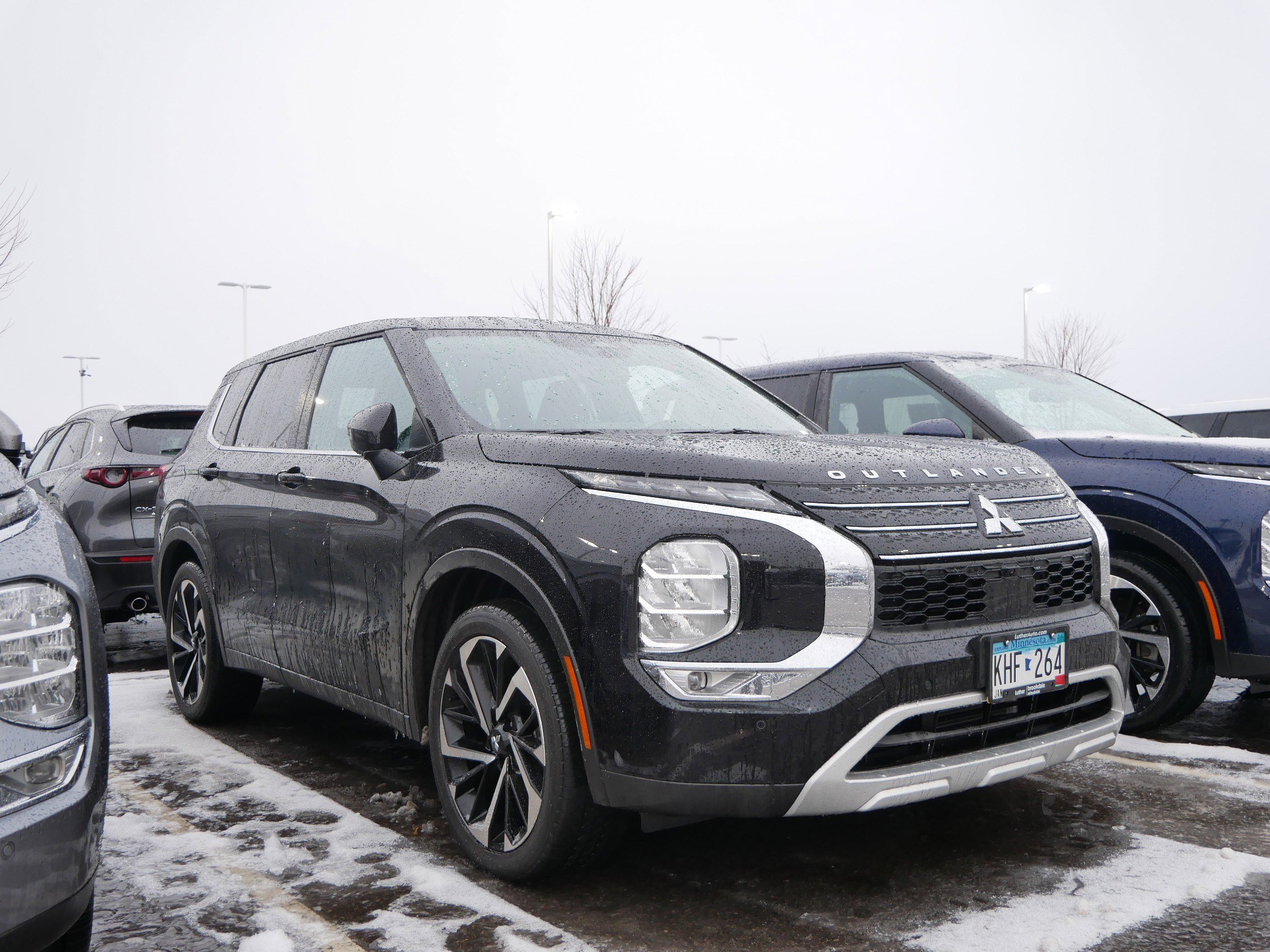 2023 Mitsubishi Outlander SE's photo