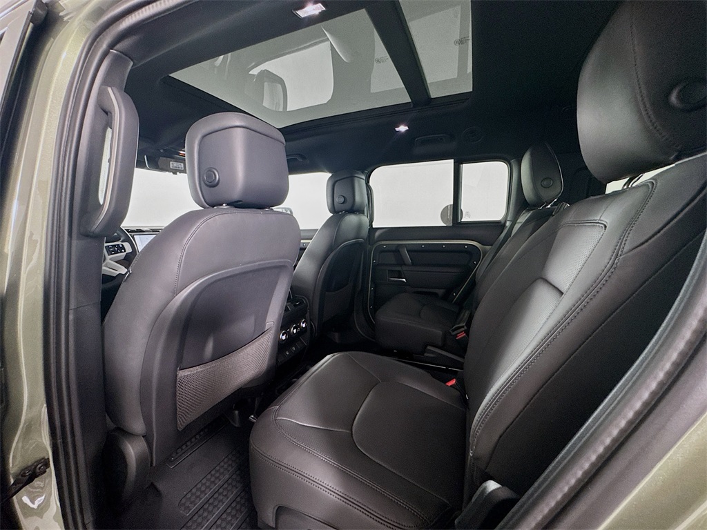 2025 Land Rover Defender 130 X-Dynamic SE photo 16
