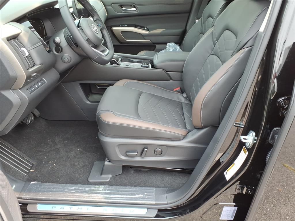 2025 Nissan Pathfinder Platinum photo 10