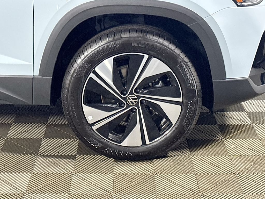 2025 Volkswagen Taos SE photo 16