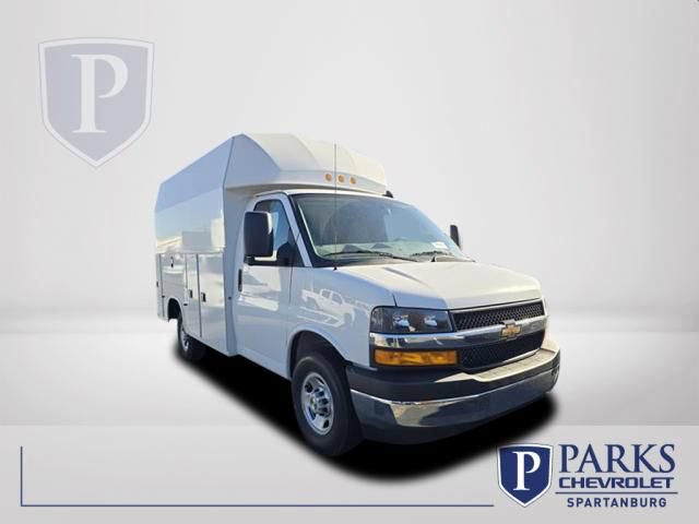 2025 Chevrolet Express Base's photo