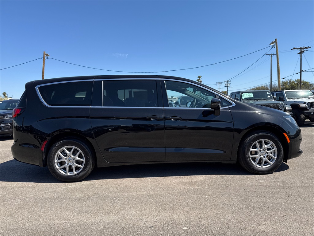 2025 Chrysler Voyager LX photo 6