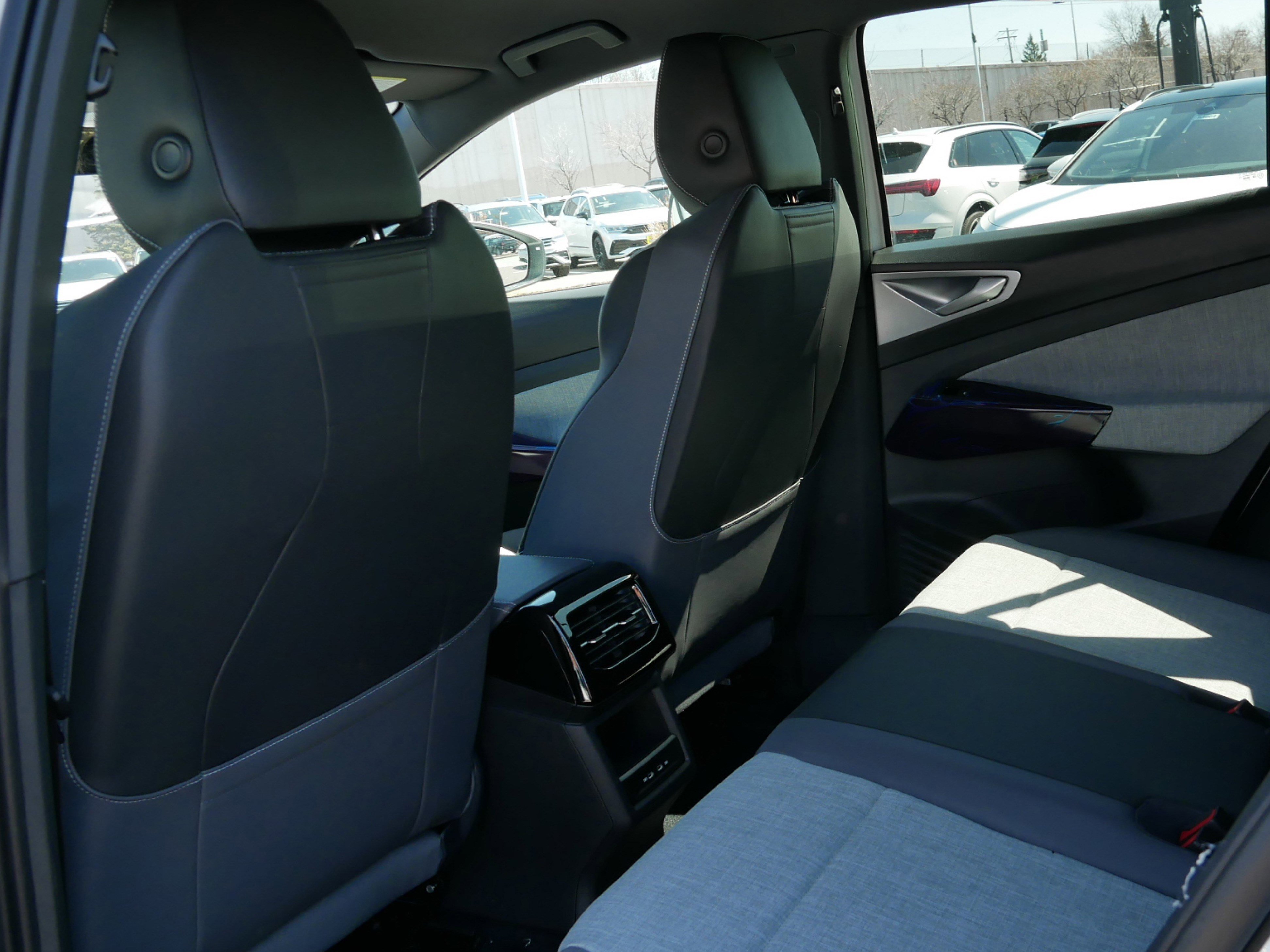 2025 Volkswagen ID.4 Pro photo 4