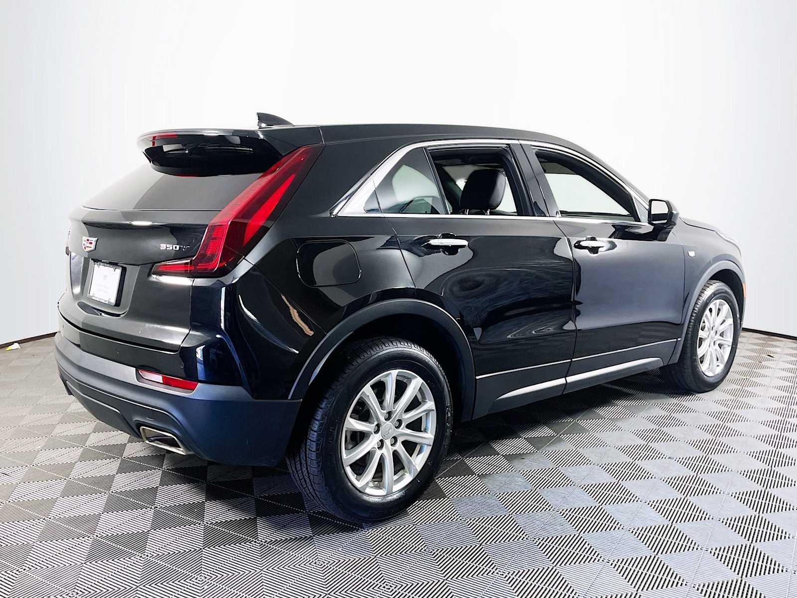 2023 Cadillac XT4 Luxury photo 2