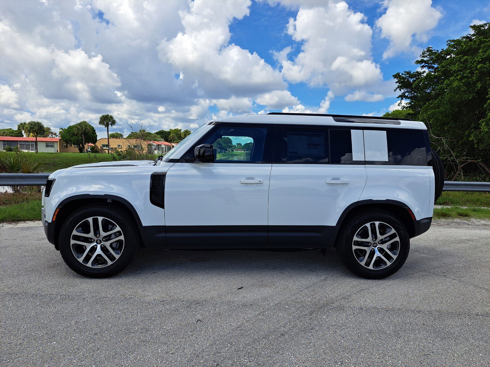 2025 Land Rover Defender 110 S photo 6