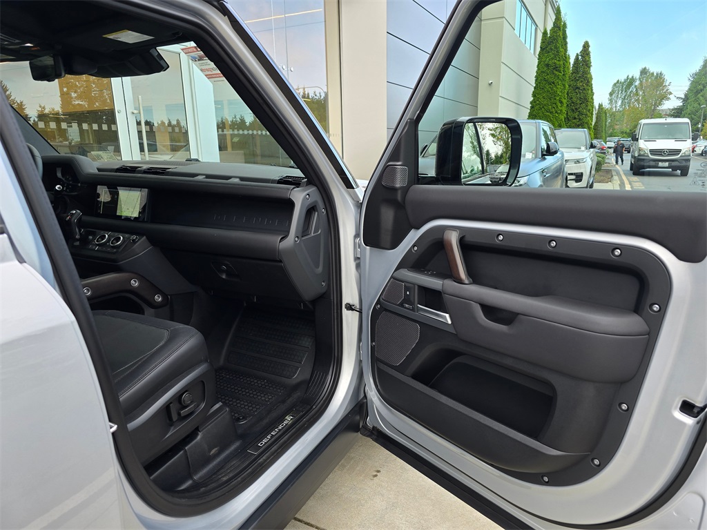 2024 Land Rover Defender 110 X-Dynamic SE photo 28