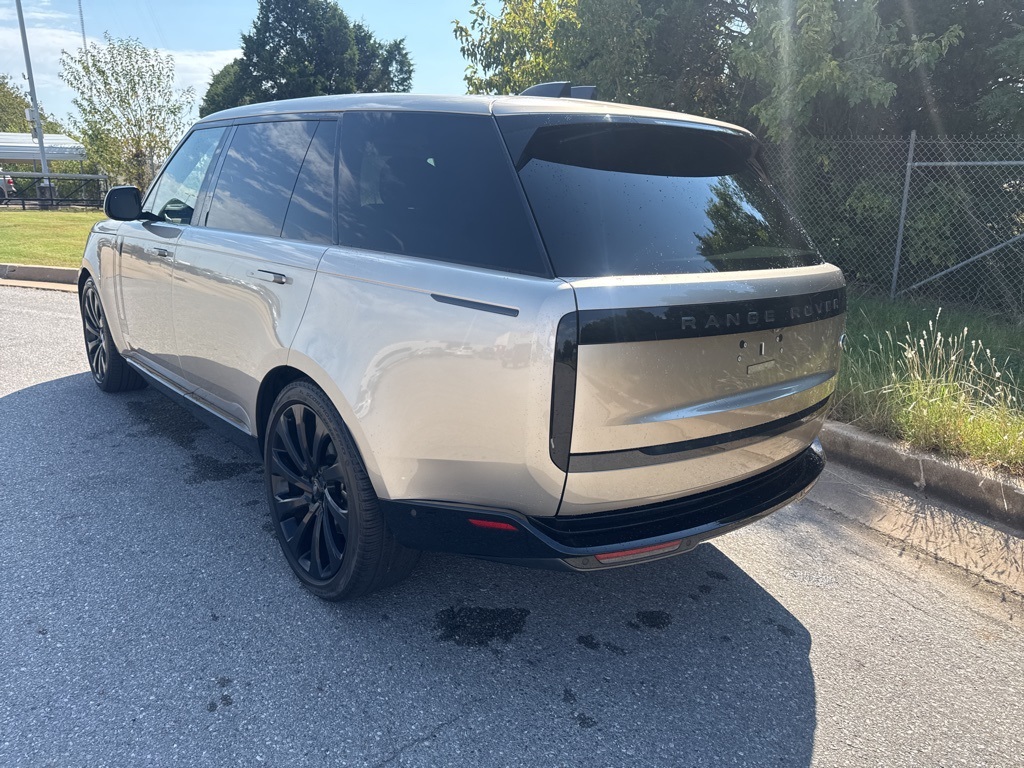 2023 Land Rover Range Rover SE photo 2