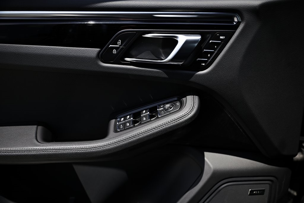 2024 Porsche Macan T photo 18
