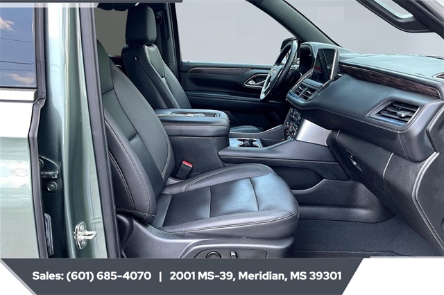 2023 Chevrolet Suburban LT photo 5