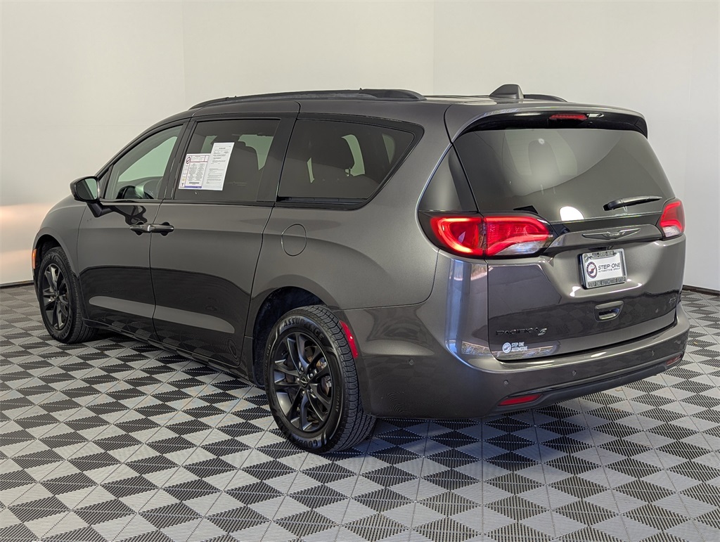 2020 Chrysler Pacifica Touring L photo 2
