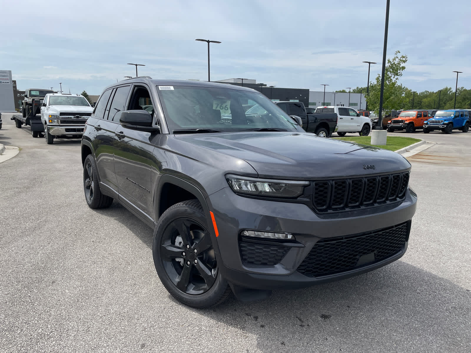 2025 Jeep Grand Cherokee Limited photo 2