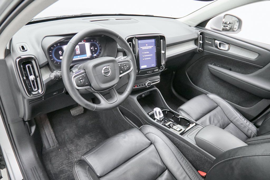 2023 VOLVO XC40 - Image 11