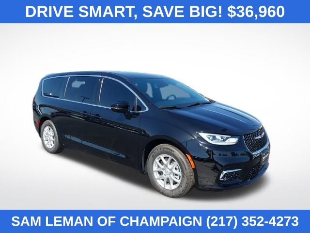 2026 Chrysler Pacifica Select's photo