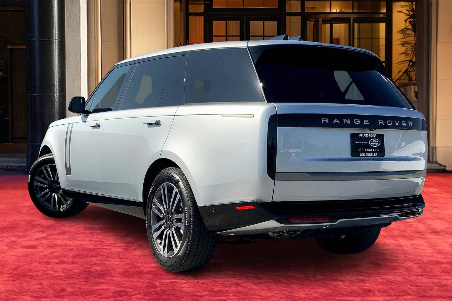 2025 Land Rover Range Rover SE photo 2