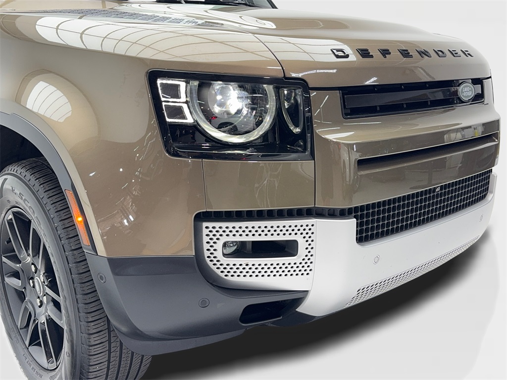 2025 Land Rover Defender 110 S photo 3