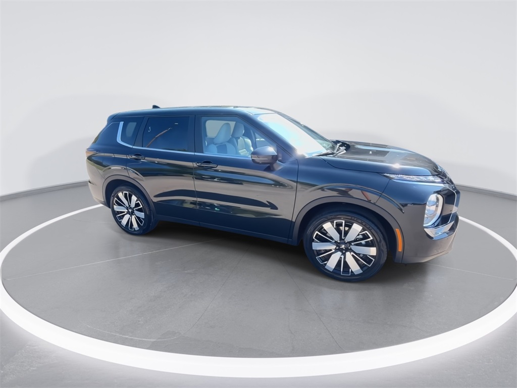 2025 Mitsubishi Outlander SE photo 2