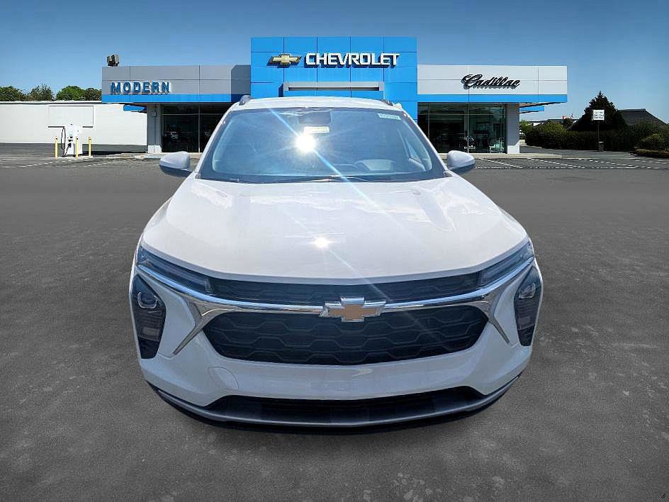 2025 Chevrolet Trax LT photo 2