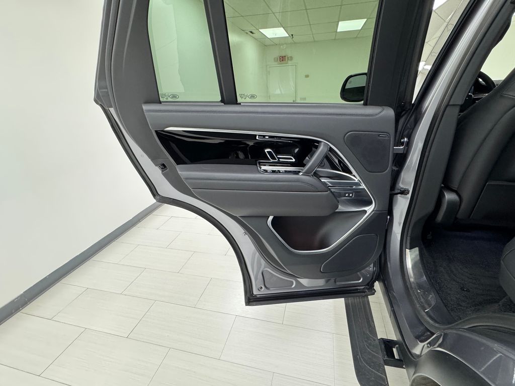 2023 Land Rover Range Rover SE photo 9