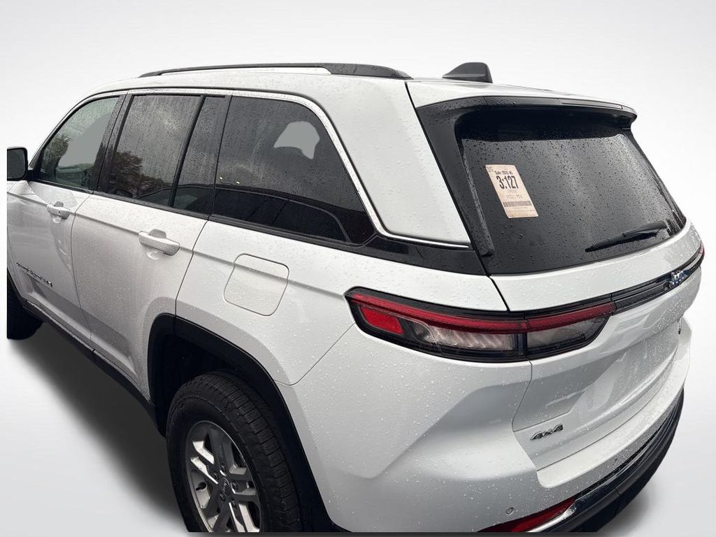 2022 Jeep Grand Cherokee Laredo photo 4