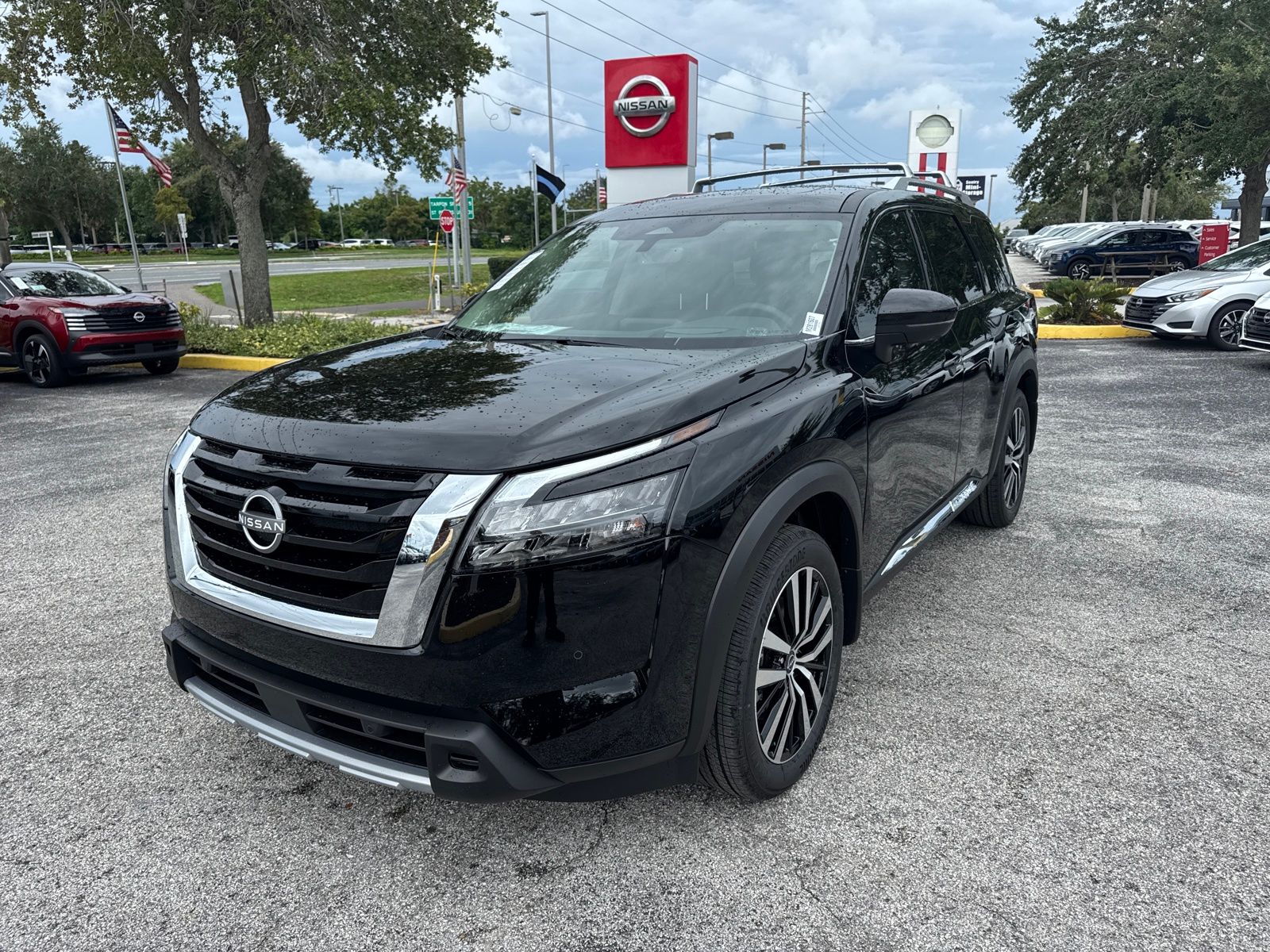 2025 Nissan Pathfinder Platinum photo 2