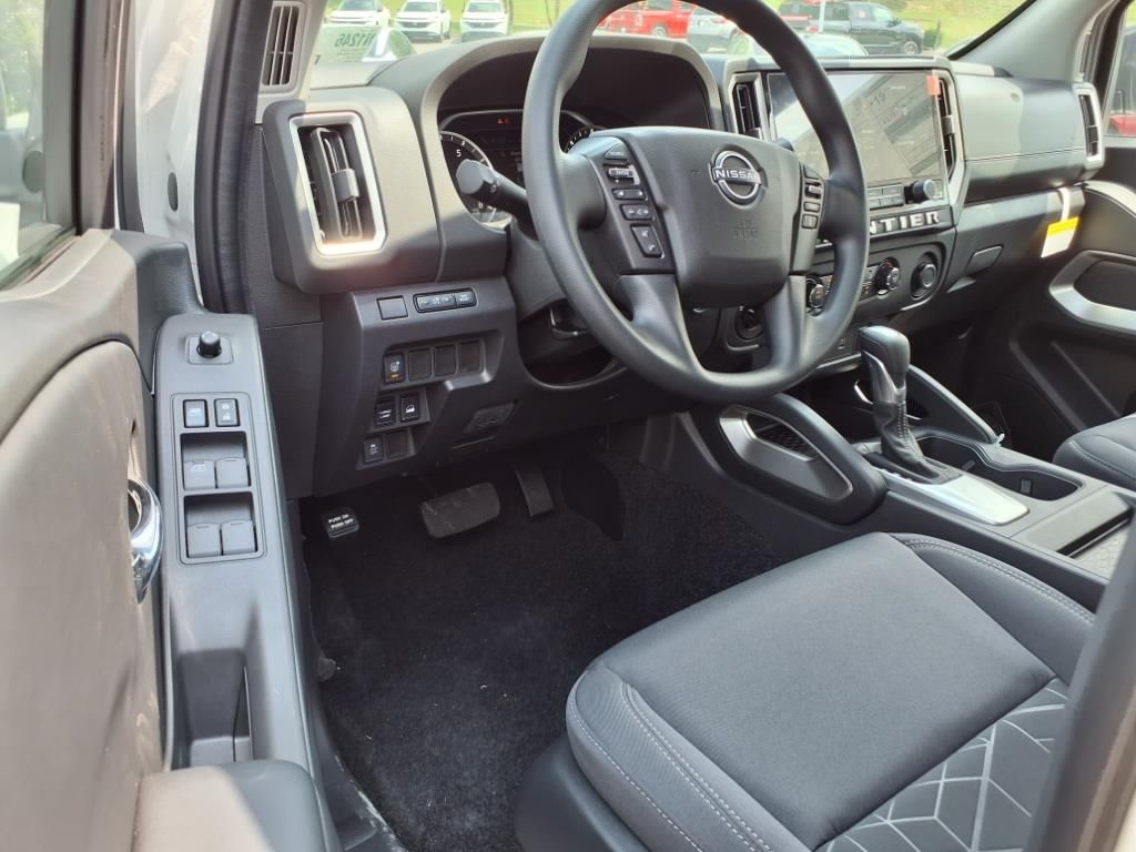2025 Nissan Frontier Crew Cab SV photo 13